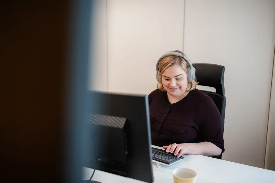 Adafy tiimi työskentelee dataprojektin parissa